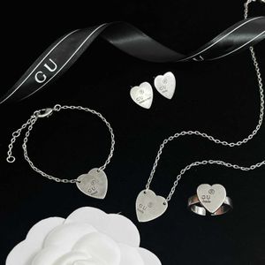 Armband, oorbellen kettingontwerper Nieuwe gesneden hartvormige hangende ketting Verstelbare modearmband heren en premium earstuden voor vrouwen
