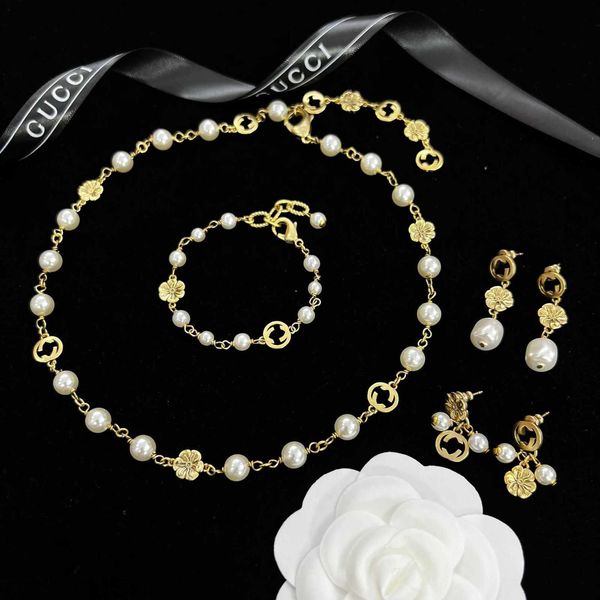 Bracelet, Boucles d'oreilles Collier designer New Neckchain Pearl Petal Necklace Women's Double G Letter Interlocking Bracelet Gland Boucles d'oreilles