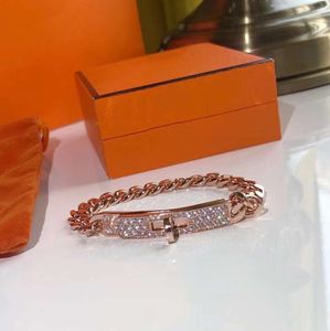 Bracelet pour femme Designer Couple Gold plaqué 18k Diamond T0p Matériaux avancés Reproductions officielles Classic Style Crystal Gift For Girlfriend 017