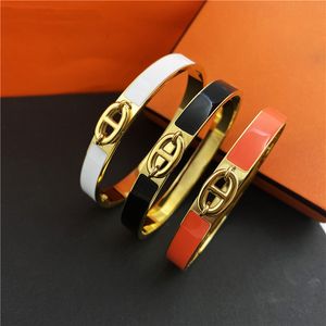 Armband gouden bangle armbanden voor heren vrouwen luxe nooit vervagen roestvrij staal eenvoudig logo brief hanger verzilverd klassieke stijl vrouwen designer sieraden