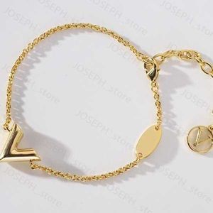 Bracelet Link Charm Chain Designer for Women Luxury Jewelry Dames Gold Love Links Armbanden Ladies Letter V Ornamenten Bracelet Braccial Chains J2303281
