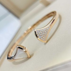 Le bracelet doit être utilisé par le célèbre créateur de mode pur en argent blanc avec une jupe à double jupe diamant luxe et avec un bvlgriment d'origine