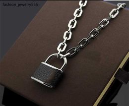 Collier de bracelet Europe Amérique Ensembles de bijoux de mode Hommes Lady Femmes Graves V Initiales Wraps Impressions Fleur Lock Collier épais Bracelet Ensembles de bracelet