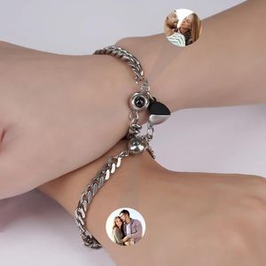 Armbanden 2 stks / set Hartvormige magneet Projectie Fotoarmband voor koppels Roestvrij stalen Cuba-ketting Armbandset Sieraden Groothandel