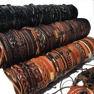 Armbanden 30 stks/partij armbanden groothandel veel willekeurige retro mixstijlen gevlochten ethinc tribal handgemaakte lederen armbanden voor mannen vrouwen KP6