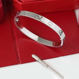 Armbanden Designer armbanden voor mannen en vrouwen High-end luxe liefdesarmband met schroef Klassieke modearmband Roestvrij staal diamanten designergeschenken 4 mm 6 mm 240228
