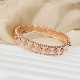 Bracelets Designer Clover Bracelet Brangle pour femmes plaquées Gold Crystal Feuille de diamant Perlee Sweet Flower Chandle Saint Valentin J