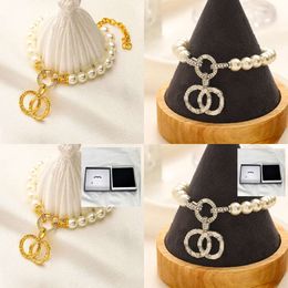 Diseñador de pulseras Diseñador para mujeres Joyas con cuentas de cuentas de oro Cobre chapado No nunca se desvanece Puerno de letras de regalo con caja y tamaño de sello 18+5 cm