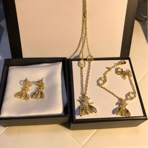 Armbanden, oorbellen, ketting Designer sieradenset 18k gouden armband ketting, oorbellen mode alfabet damesfeest