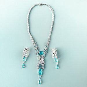 Bracelets, boucles d'oreilles, collier de la série Designer, ensemble de style tendance pour femmes avec pompons à motif léopard entièrement en diamant, pendentif en forme de poire en zircon cubique bleu clair