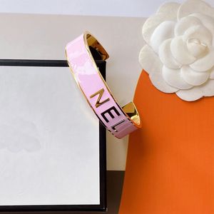 Armbanden mode multicolor open bangle verstelbare gehumaniseerde ontwerparmband mooie roze geselecteerde luxe geschenk Vriendelijke vriend Charm Exquisite Premium sieraden