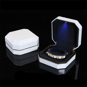 Armbanden LED-licht Kunststof hanger Ketting Organisator Bangle Armband Box Luxe Lak Piano Afwerking Sieraden Geschenkdisplay Opbergdoos