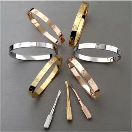 Armbanden Letter Bangle Armband Schroef Titanium Stalen Manchet Schroeven Armbanden Voor Vrouwen Luxe Ontwerpers Schroevendraaier Designer Armbanden Heren JewleryQ4