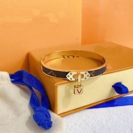 Bracelets New Style Bracelets Femmes Bangle Designer Lettre bijoux Faux Cuir 18K Gold plaqué en acier inoxydable Femmes Pièces de bracelet Cadeaux de mariage S0223