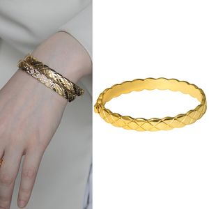 Bracelets sur la main Mesh Fashion Designer Marque de luxe Qualité Accessoire Amitié Couple Bracelet Pour Femmes Bijoux Haut De Gamme Charmet Amour 3 Couleurs Sélectionnez Style Corée