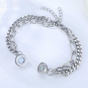 Armbanden ronde magneten trekken zilveren armbanden aan voor Valentijnsdaggeschenken, titanium staalliefhebbers sieraden