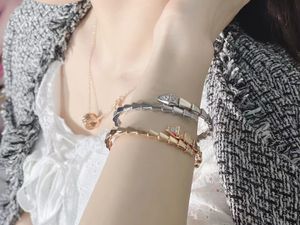 armbanden vrouw ontwerper veelzijdige grote merkarmbanden voor vrouwen goud vergulde volledig kristal vier blad perlee zoete klaver bloemen manchet valentijn feest cadeau