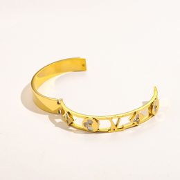 Pulseras Brazalete de mujer Joyería de diseño de lujo Brazaletes de regalo para amantes de la boda de acero inoxidable chapado en oro de 18 quilates