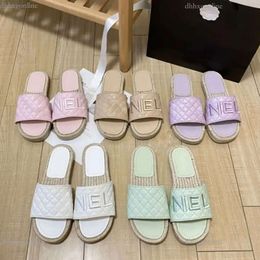 Braid Straw Soe So -Sippers Women Channel Sandaal Cassic vetten Dikke bodem Hee Summer Lazy Designer Fashion Fip Fops Quited Eather Ady Sides Shoes Hote Bath Bath
