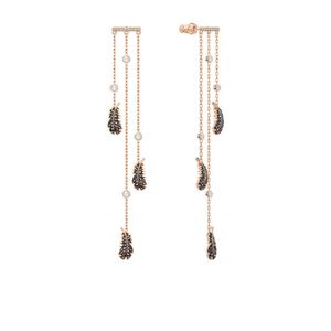 Merk 1: 1 Mysterieus en elegant Zwart Diamond-Studded Feather Tassel Onregelmatige Oorbellen Prachtige Luxe Dames Zilveren Sieraden