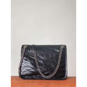 Le sac à bandoulière pour femme de la marque 10A est fait de vieux cuir ciré à l'huile froissé du sac en cuir, points forts taille 28 10 21 cm