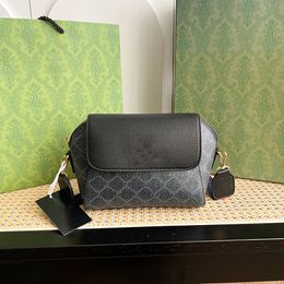 Merk 24SS Dames Messenger Bags Mode Commuter One Schouder Crossbody Tas Klassieke tas Veelzijdige kleine vierkante tas