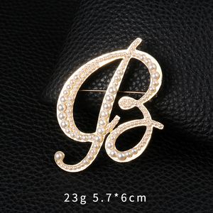 Merk 26 Eerste letters A tot Z Crystal Rhinestones Diy Broche Pins in Gold Poled Pins Sweater Coat Clothing Accessoires