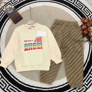 marca roupas de bebê designer Fatos crianças outono terno Tamanho 100-150 CM 2pcs Logotipo colorido impresso suéter e jeans de bolso duplo Aug30