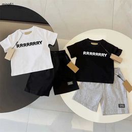 Conjuntos de ropa de marca para bebés, camiseta de manga corta con estampado de letras para niños de verano, ropa de marca de diseñador de dos piezas para niños