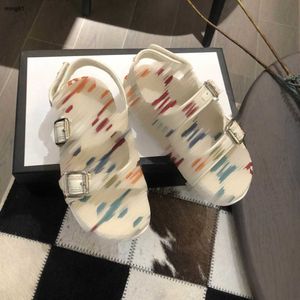 Marque bébé Sandales Conception de broderie colorée Chaussures pour enfants Prix de revient Taille 21-35 Y compris la boîte de pantoufles d'été résistantes à l'usure pour enfants 24Mar