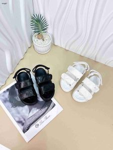 Marque bébé Sandales Coutures géométriques Chaussures pour enfants d'été Prix ​​de revient Taille 26-35 Y compris la boîte Logo décoration cuir Pantoufles pour enfants 24Mar