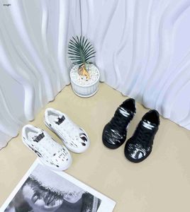 Brand Baby Sneakers Black and White Graffiti Design Kids Chaussures Chaussures 26-35 Box Protection Girls Casual Board Chaussures Chaussures Boys 24Pril