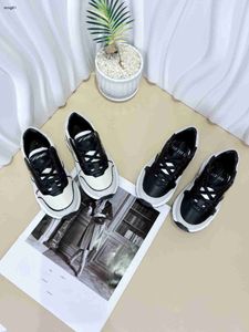 Merk baby sneakers contrast lederen stiking ontwerp kinderschoenen maat 26-35 doosbescherming meisjes schoenen veter ontwerper jongens schoenen 24 mei