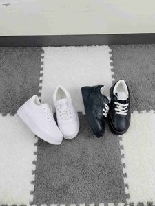 Merk baby sneakers logo embossing ontwerp kinderschoenen maat 26-35 doosbescherming hoogwaardige meisjes casual board schoenen jongens casual schoenen 24 april
