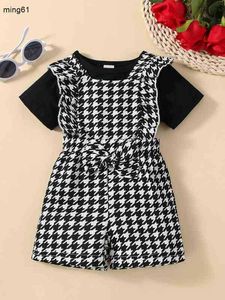 Brand Baby Solid Tee Houndstooth Ruffle Trim Bow Front Overall Shorts Tweedelige set Effen kleur T-shirt en contrasterende geruite jurk