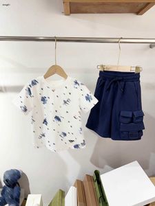 Merk Baby Tracksuits Boys Short Sheeved Suit voor kinderen Designer Kleding Maat 100-160 cm T-shirt en Pocket Dark Blue Shorts 24April