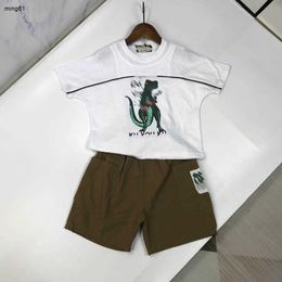 Suelas de pistas para bebés de marca Traje de manga corta para niños Tamaño de ropa de diseño para niños 90-150 cm Camiseta y pantalones cortos de patrón de dinosaurio 24 abril