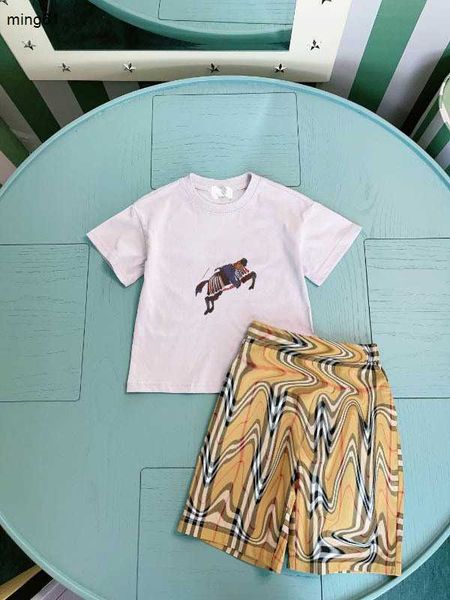 Marque Baby Tracksuits T-shirt Suit Suit Kids Designer Clothes Taille 100-160 cm Knight Print T-shirt and Plaid Match Shorts 24aPril
