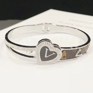 Marque bracelet de luxe Bracelet Bangles Mens Femmes Titane en acier inoxydable lettre de marque Bijoux charme accessoire de cadeau de haute qualité