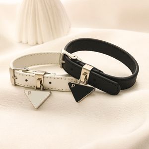 Brazalete de marca Moda de lujo Triángulo Letra P Diseñador Brazalete para hombre Mujeres PU Pulseras de cuero Marca Carta Accesorio de joyería Regalo de aniversario de alta calidad 2 colores