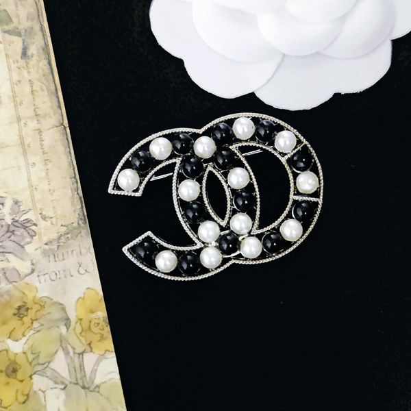 Marques Brooches Designer Brooch Fashion Mens Womens Hollow Black White Pearl Brooches Luxury Jewelry Accessorie Loves Gift