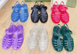Chaussures décontractées de marque design design 2022 printemps et été cristal tête ronde boucle sandales plates chaussures de gelée style de couple