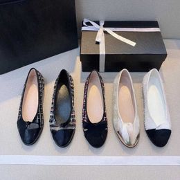 Marque Casual Chaussures designer design nouvelles chaussures de ballet Flat Light bouche couleur assortie unique en cuir arc chaussures pour femmes