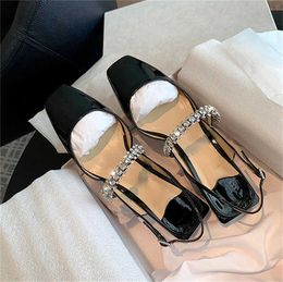 Merk Casual Shoes Designer Design Dames nieuwe zomer 2022 dikke hiel ondiepe mond rug lege baotou eenzijdige riem sandalen