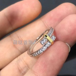 Brand Charm High Edition V Gold TFF Edge omringende diamant smalle ring ontworpen door vrouwelijke minderheid voor Valentijnsdag cadeaupaar