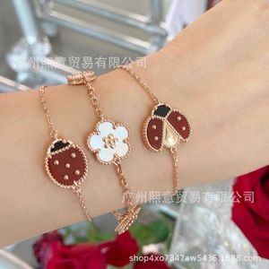 Brand Charm v Gold Precision Edition Van Ladybug Bracelet Vrouw vier bladgras ingelegd met natuurlijk wit fritillaria rode chalcedony pruimenbloesem