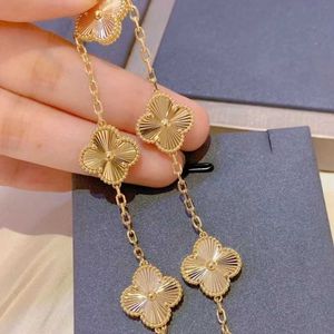 Brand Charme Van Lucky Four Leaf Grass Bracelet Womens Laser Couleur 18K CURVE CARVING CRAFT RADIAGE À FOLL ANGLE