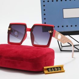 Marque Cool lunettes de soleil hommes carré lentille concepteur lunettes de soleil pour femme lunettes classique creux lettre mode plage lunettes avec étui
