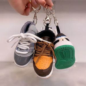 Marca creativa zapatilla llavero versión ampliada simulación zapatillas colgante bolso de moda adornos coche interior pareja regalos