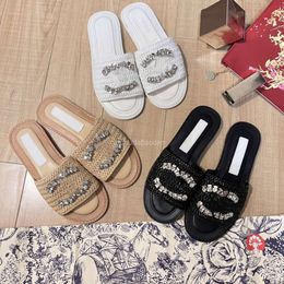 Brand Design Slippers pour femmes 2024 Nouvelles pantoufles et appartements de printemps avec des boutons de lettre de diamant Fashion Fashion High Quality Slippers Size 35-40